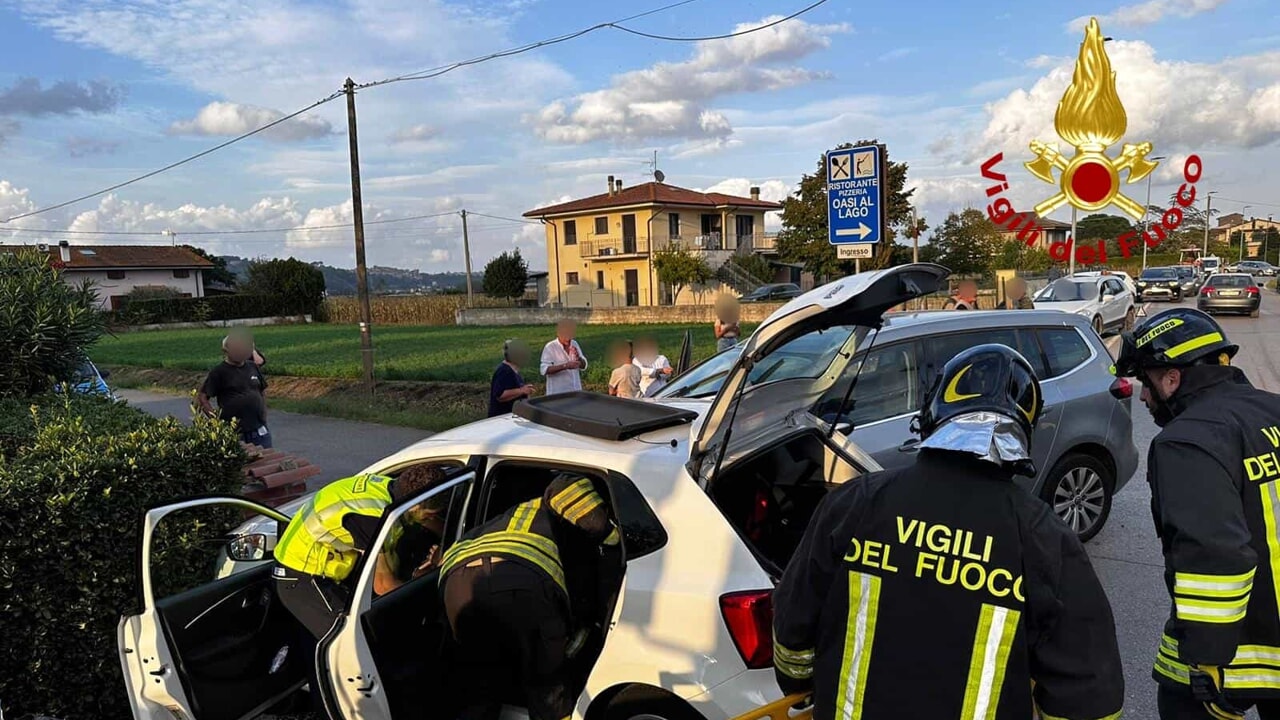 Scontro fra auto, due persone salvate dalle lamiere