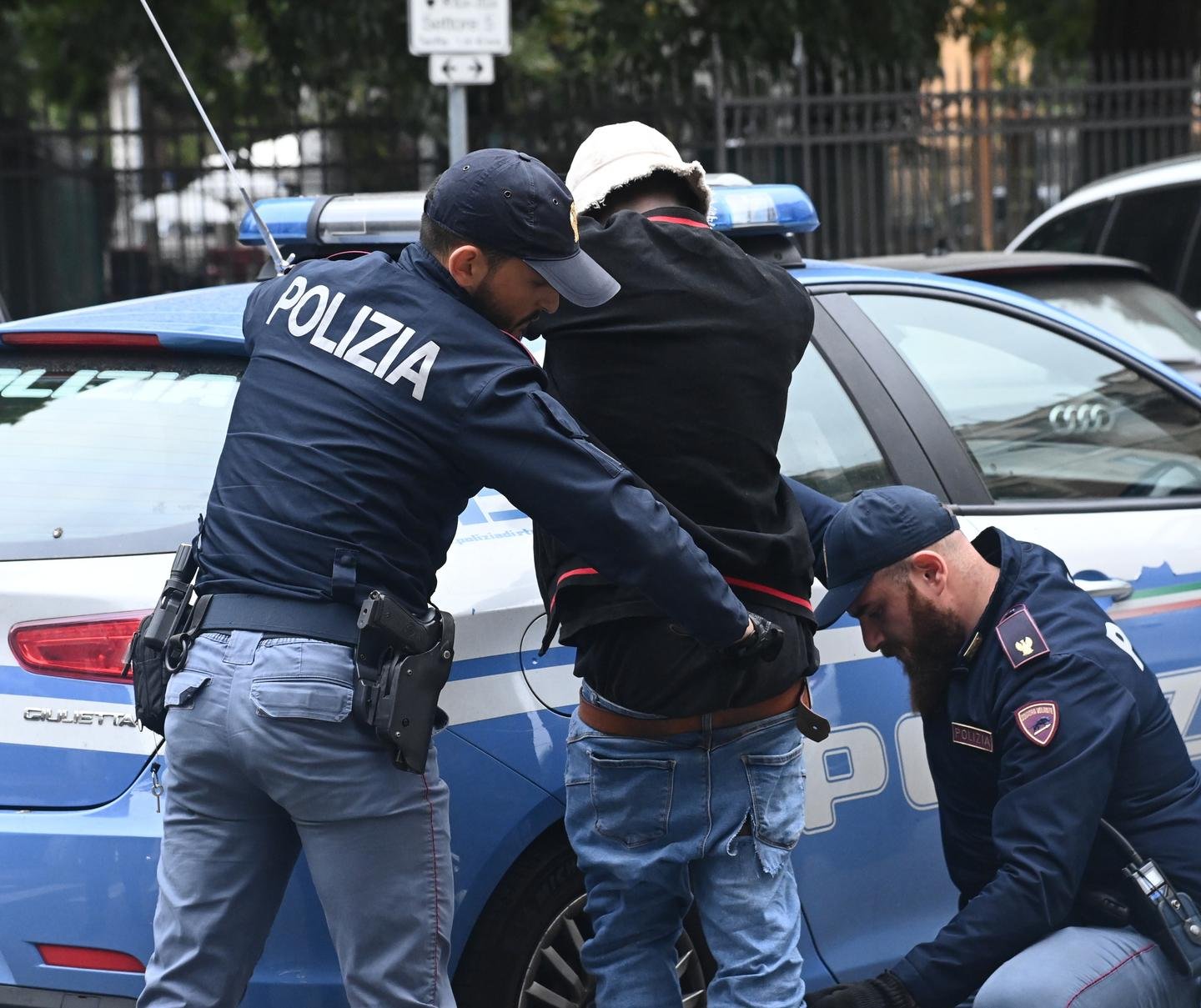 Scontro violento con la polizia, taser utilizzato.