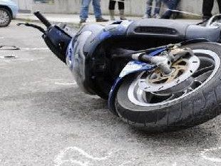 Scooter rubato causa incidente con successiva fuga