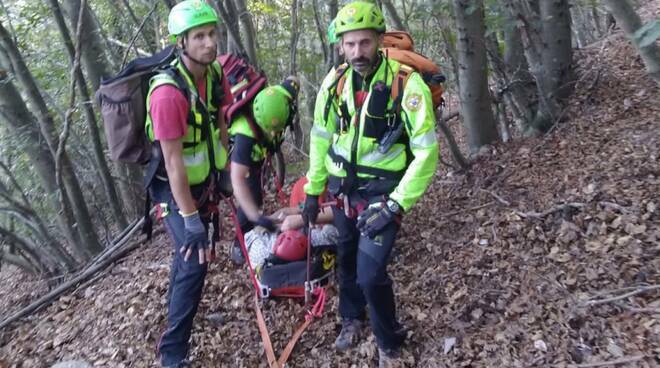 Scout si infortuna nei boschi di Fosdinovo e viene salvato dal Soccorso Alpino.