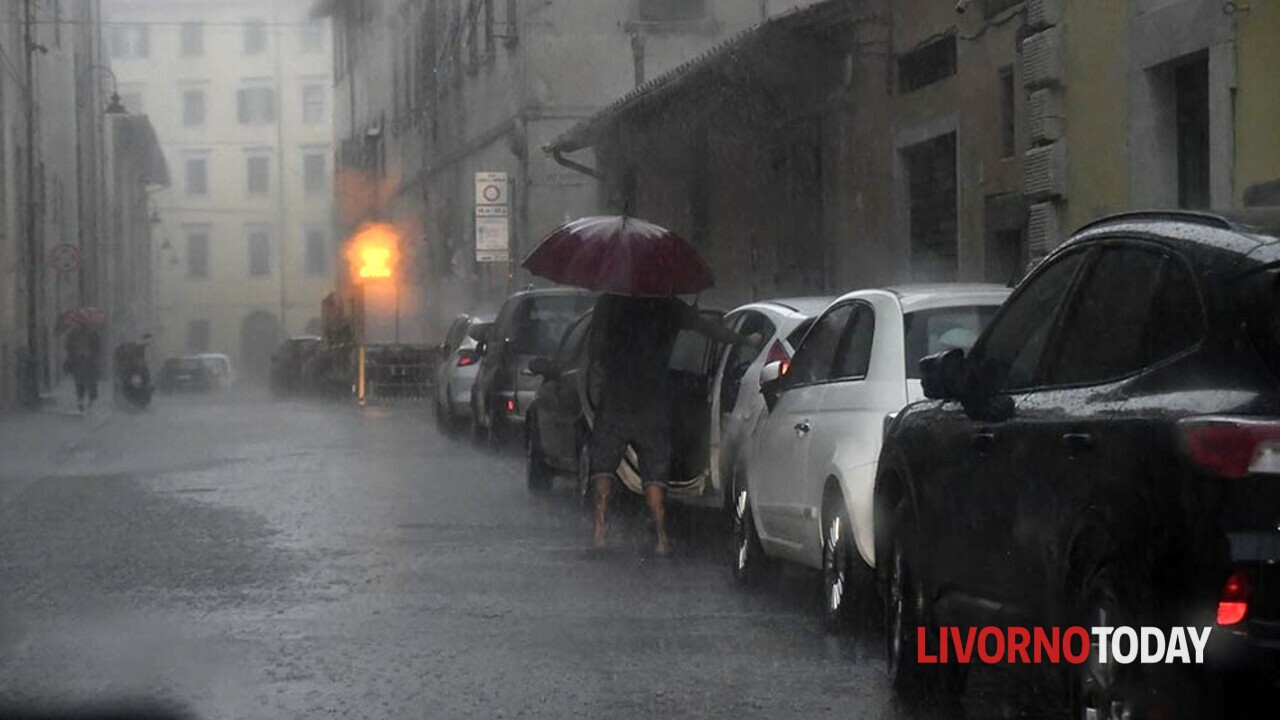 Domani, previste forti piogge, allerta arancione. Fai attenzione!