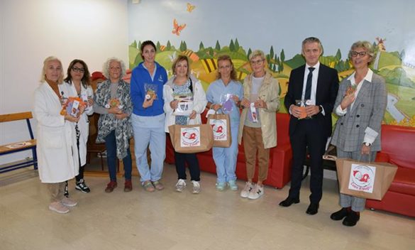 Siena, ‘Cuore di maglia’ dona regali per Halloween e la Giornata Mondiale della Prematurità alla Terapia Intensiva Neonatale.