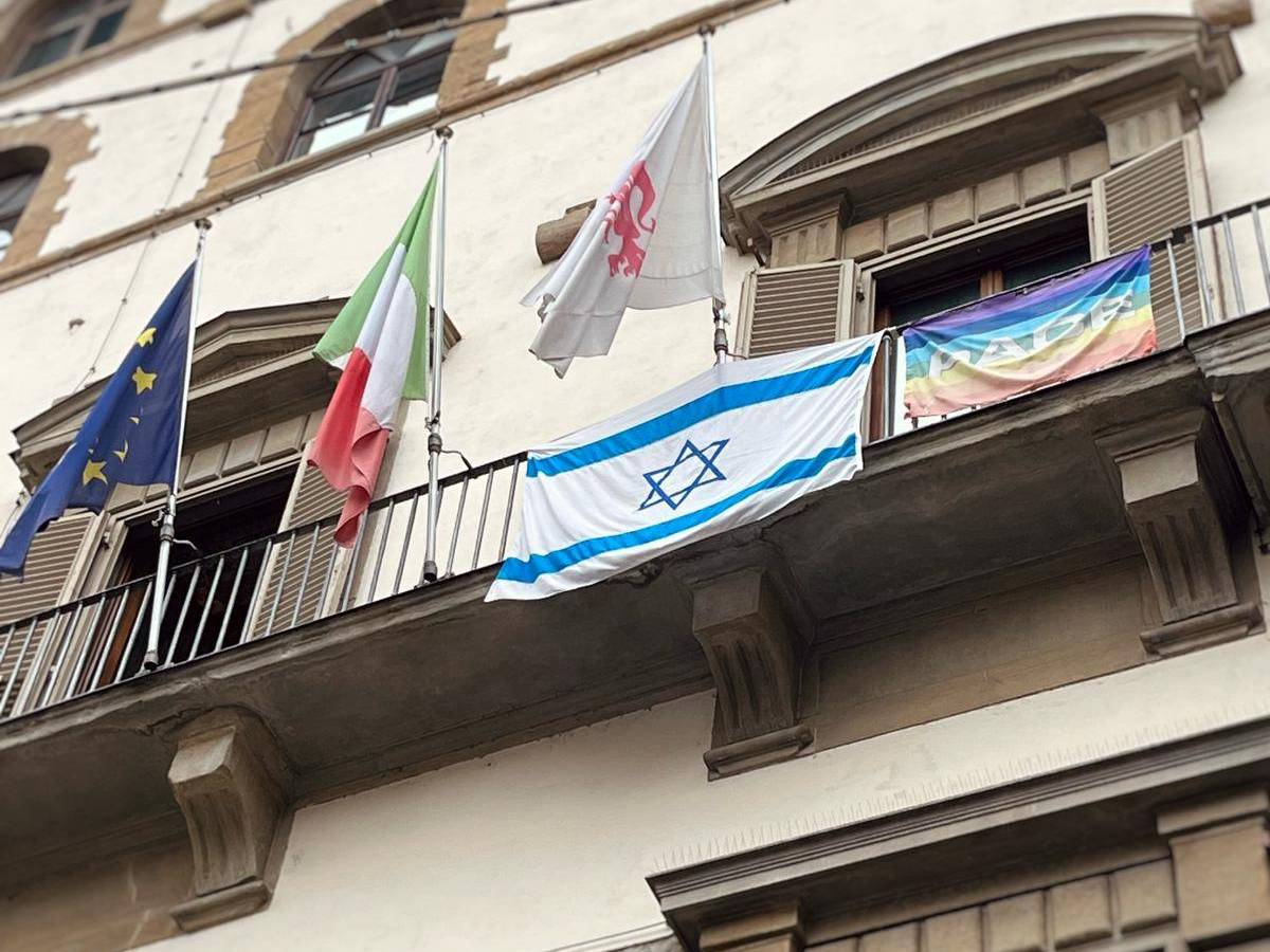 Sinistra chiede di rimuovere la bandiera di Israele da Palazzo Vecchio, polemiche rispetto alla politica di striscia.