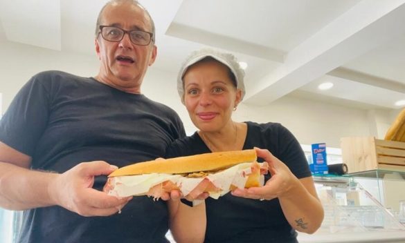 Sirio e Alice aprono il "PaninoSì" in piazza Cavallotti, una nuova avventura culinaria.