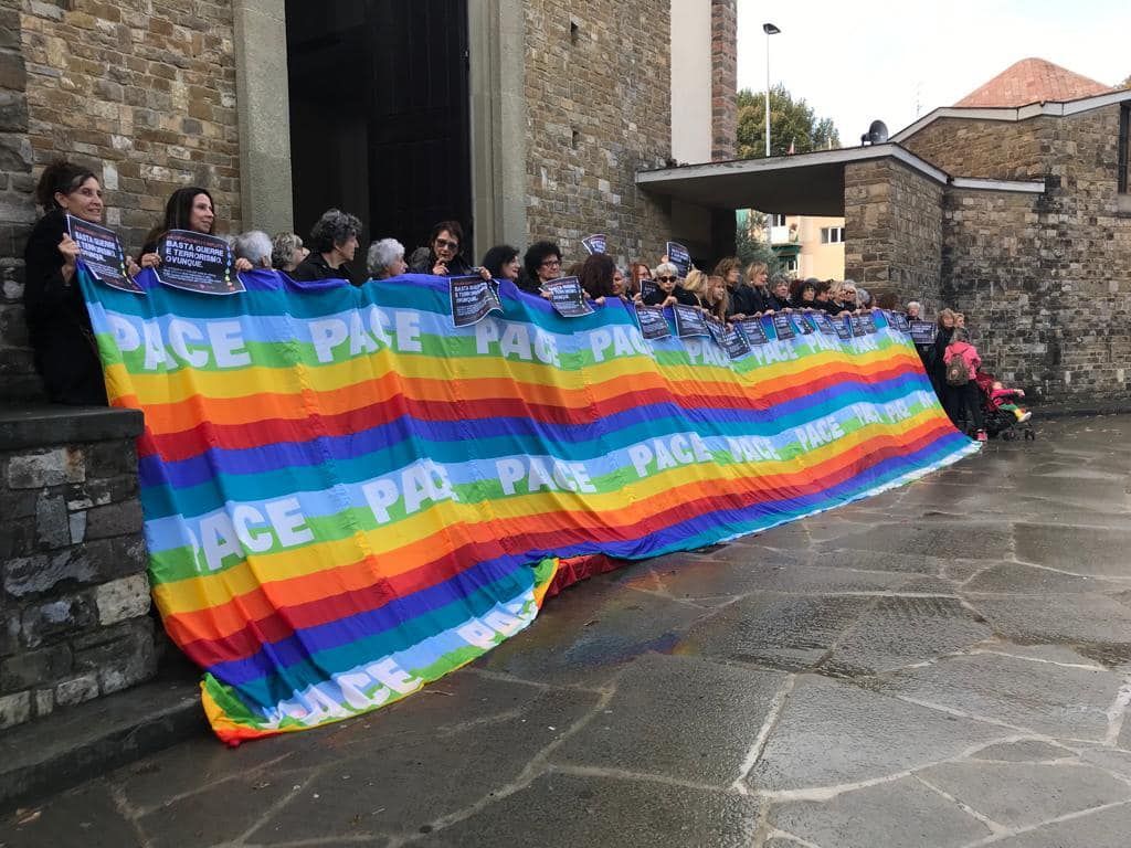 Sit-in a piazza Santa Maria Novella per la pace, richiamo al cessate il fuoco.