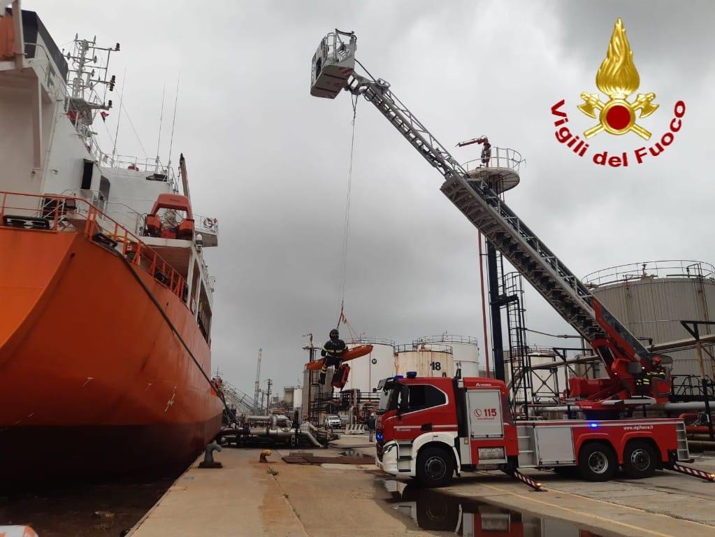 Soccorso a Livorno per malore a bordo della nave.