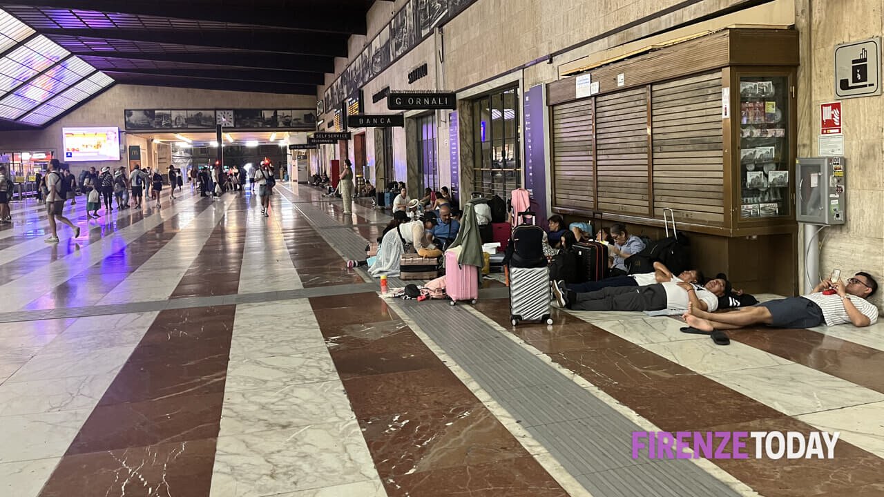 Sovraffollamento causa ritardi e treni cancellati, complicata mattinata.