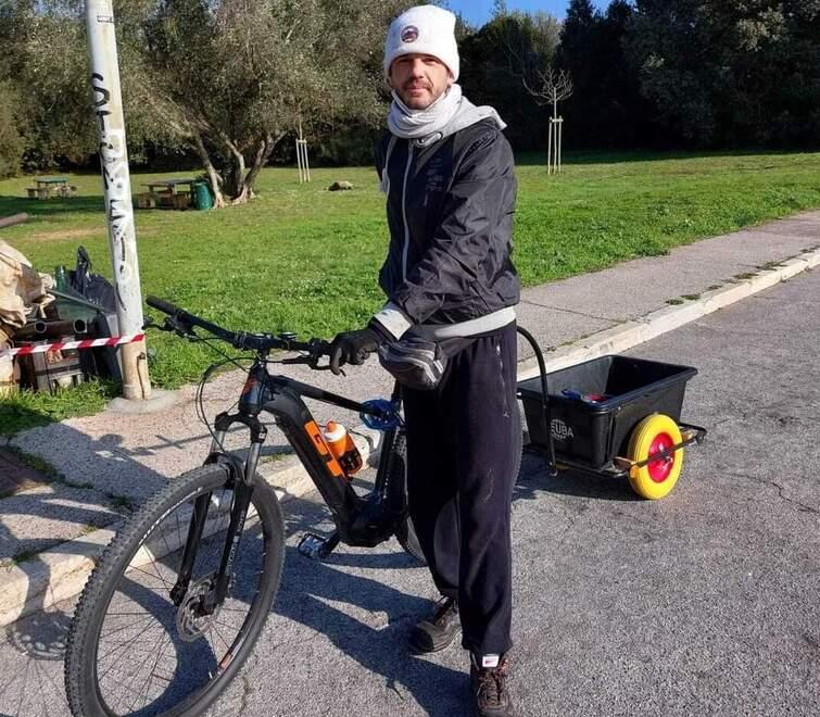 Spazzino volontario derubato della bicicletta. Problemi di mobilità.