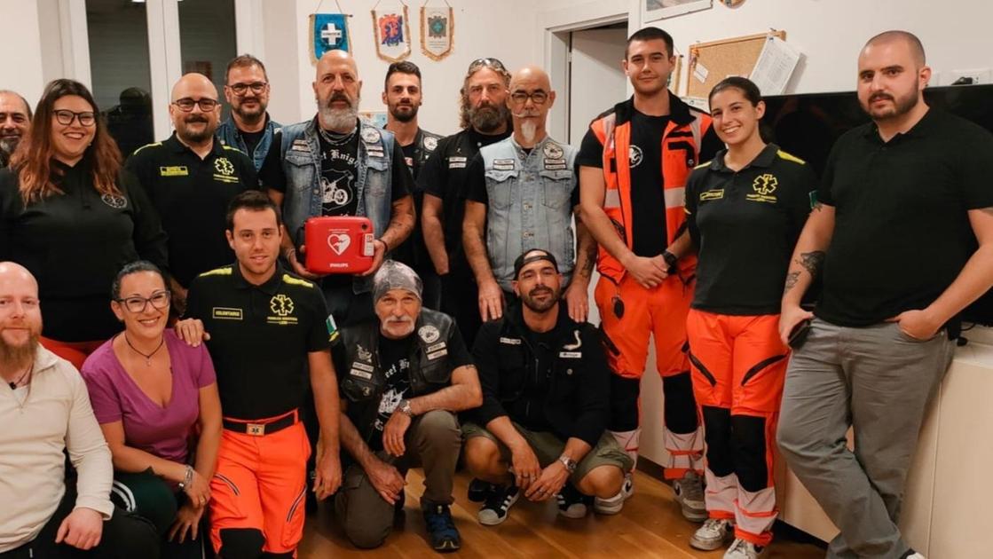 Street Knight Spezia dona un defibrillatore agli Street Angels di Luni, un gesto che salva vite.