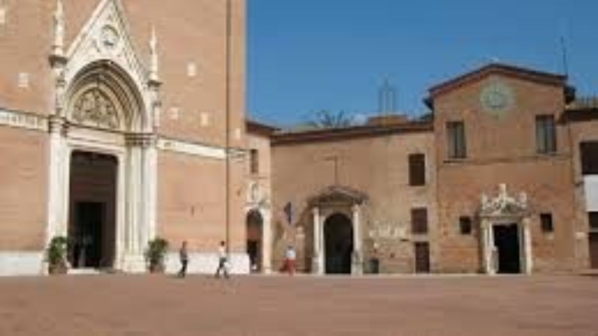 Street food in piazza San Francesco a Siena, divieto di sosta.