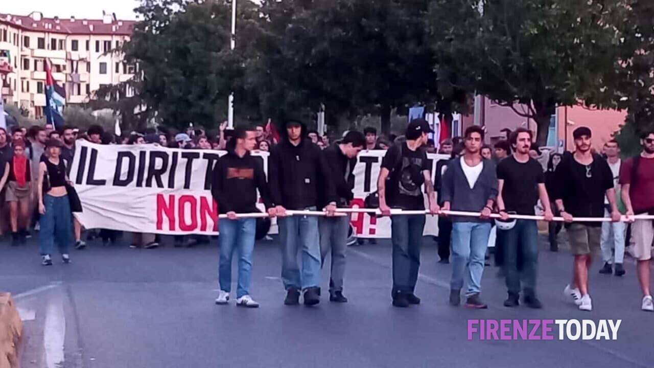 Studenti a Firenze protestano contro il governo, "Caro affitti, non siamo rappresentati"