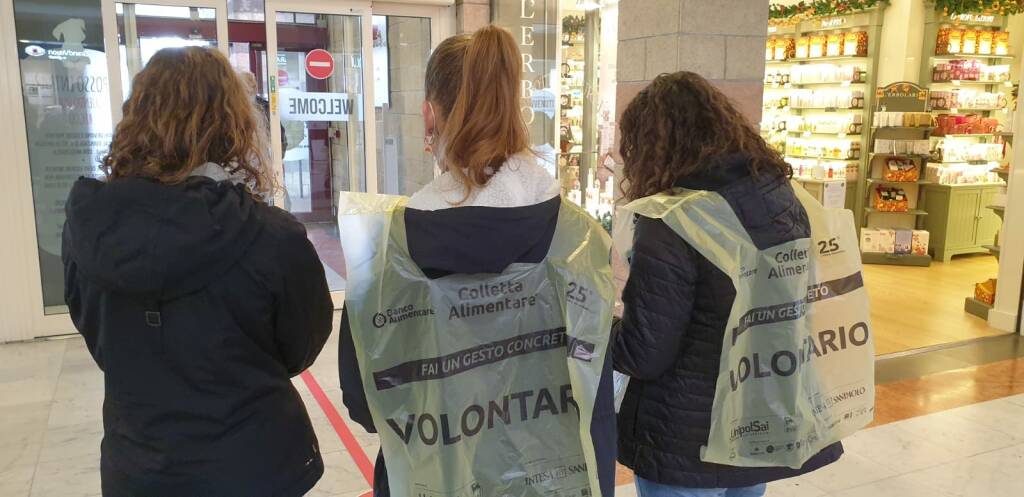 Studenti della Spezia raccolgono cibo per le famiglie bisognose