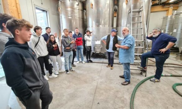 Studenti dell'agrario esplorano i segreti del vino dei Colli di Luni a La Spezia.