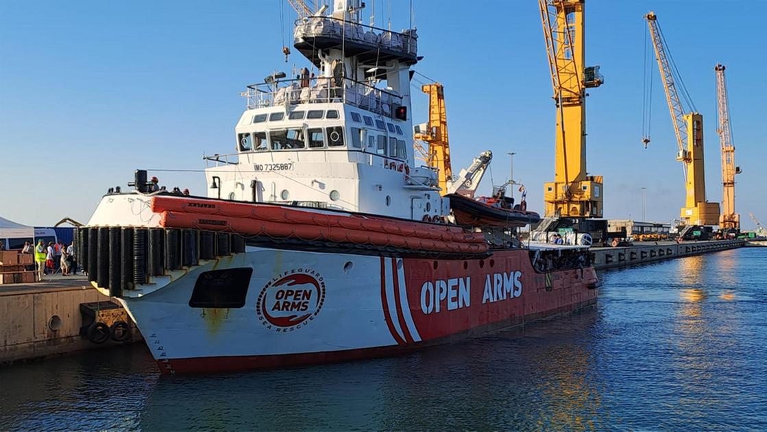 Tensione a Marina di Carrara, Migrante tenta fuga da Open Arms