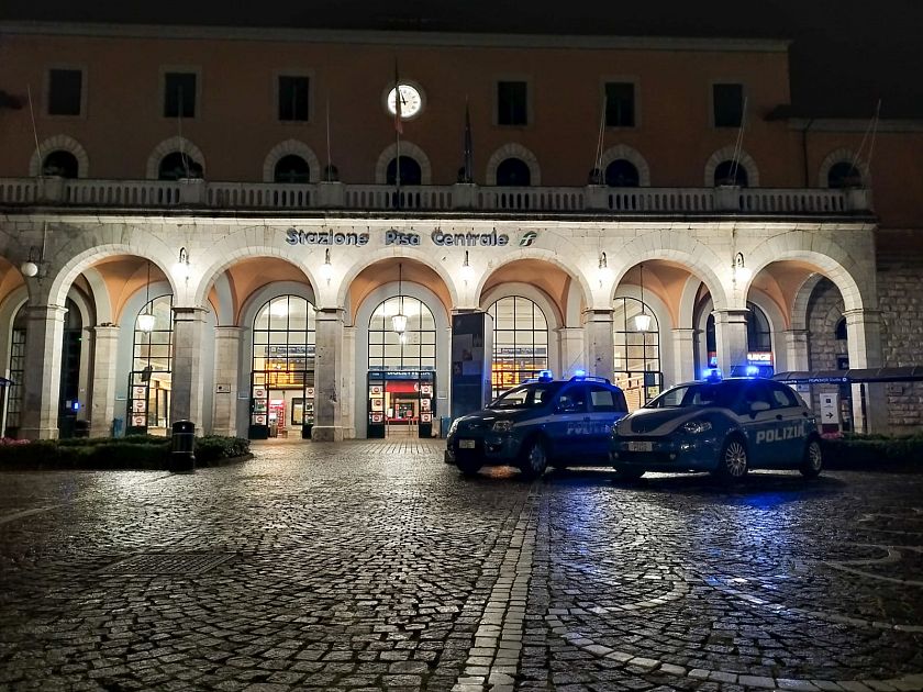 Tentativo di rapina si trasforma in violenta rissa tra due giovani.