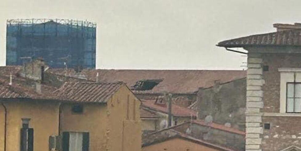 Tetto chiesa San Martino Pisa crolla, danni gravi