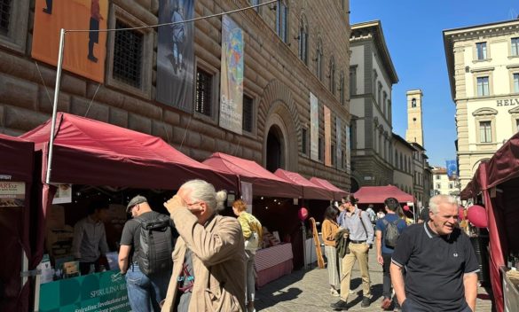 Tour gastronomico in piazza Strozzi per scoprire i sapori toscani, ARTour del Gusto Toscano.