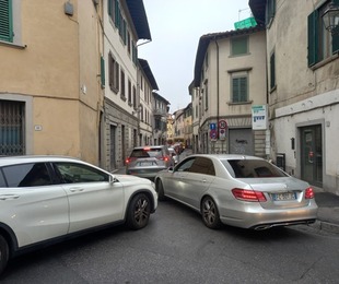 Traffico caotico in centro per chiusura di Via Sant'Antonio, intervento urgente causa perdita d'acqua. Mercato peggiora la situazione.