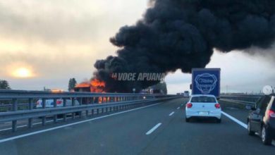 Tratto della A12 chiuso tra Sarzana e Carrara a causa di un camion in fiamme