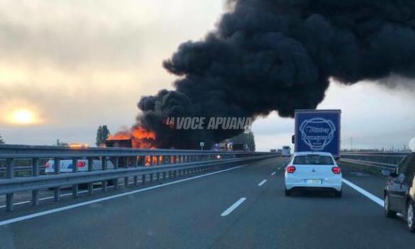 Tratto della A12 chiuso tra Sarzana e Carrara a causa di un camion in fiamme