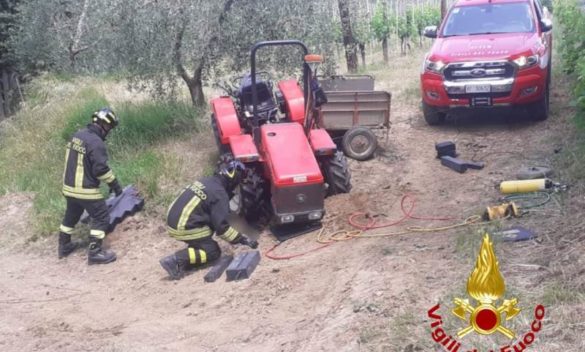 Trattore ribaltato uccide 86enne nel Pratese.