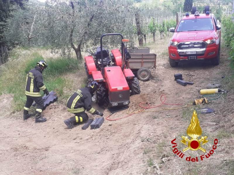 Trattore ribaltato uccide 86enne nel Pratese.