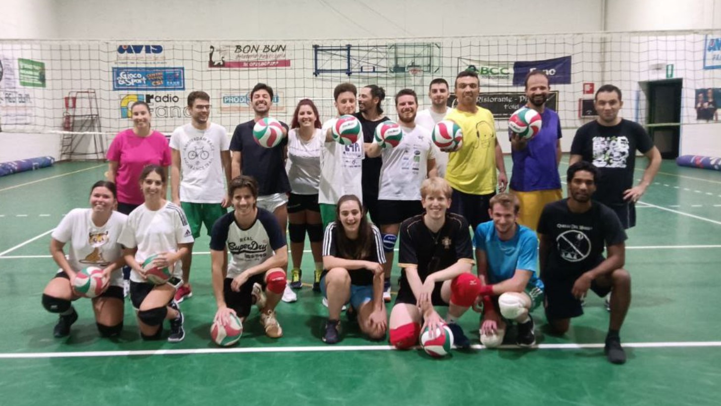 Tre squadre di pallavolo si uniscono per una stagione di successo.