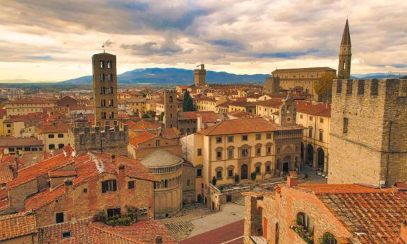 Trekking urbano alla scoperta di Arezzo e del Saracino, un'avventura nelle strade della città.