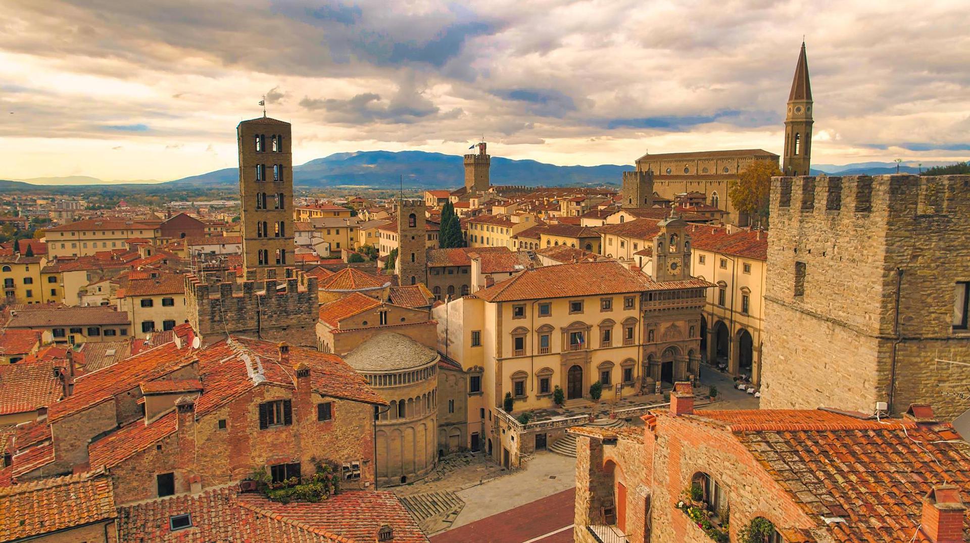 Trekking urbano alla scoperta di Arezzo e del Saracino, un'avventura nelle strade della città.