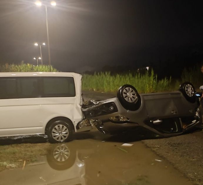 Tromba d'aria ribalta auto e danneggia scuole, caos e danni nella tempesta.