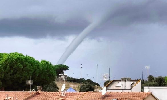 Tromba marina impressionante al largo di Piombino.