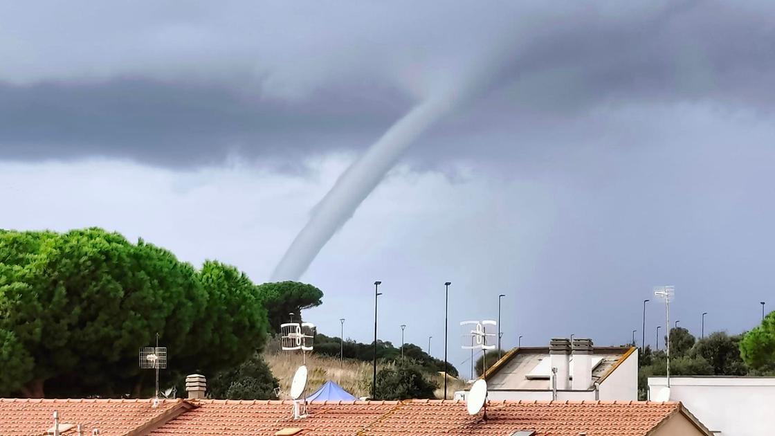 Piombino, spettacolare tromba marina sfiora la costa.