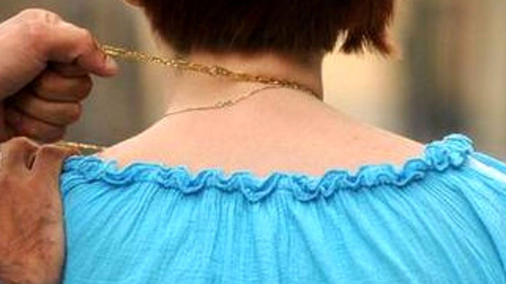 Truffa cercata con finta deiezione volatili per collana signora