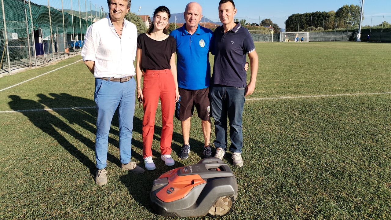 Un robot ecologico per rasare il campo sportivo con precisione