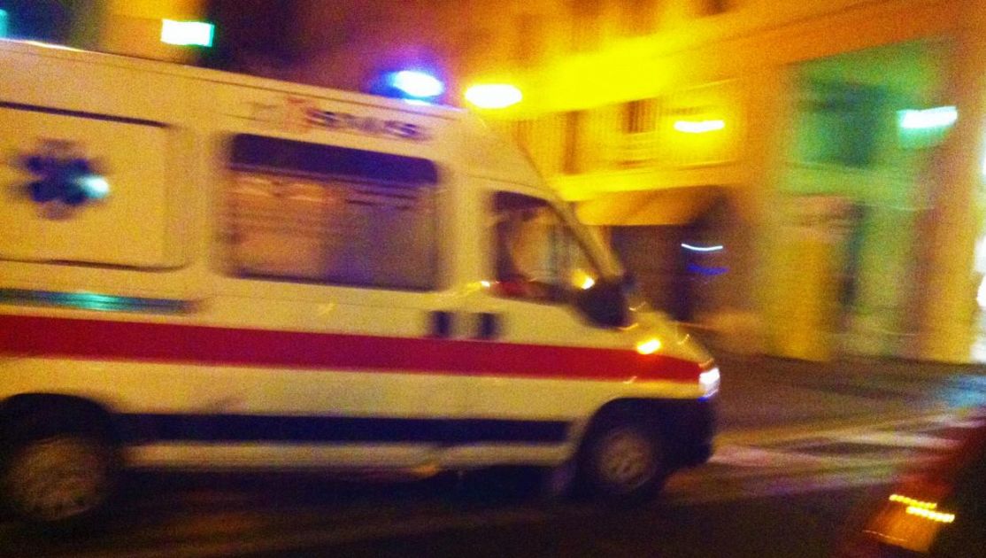 Uomo attaccato con arma da taglio nel buio.