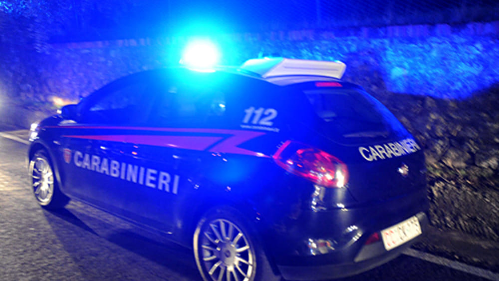 Uomo con accetta ferisce moglie e amico, arrestato.