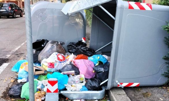 Vandali rovesciano cassonetti e aprono cabine del gas nel weekend.