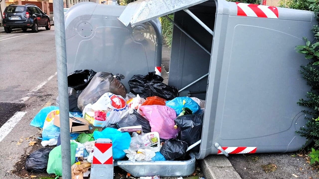 Vandali rovesciano cassonetti e aprono cabine del gas nel weekend.