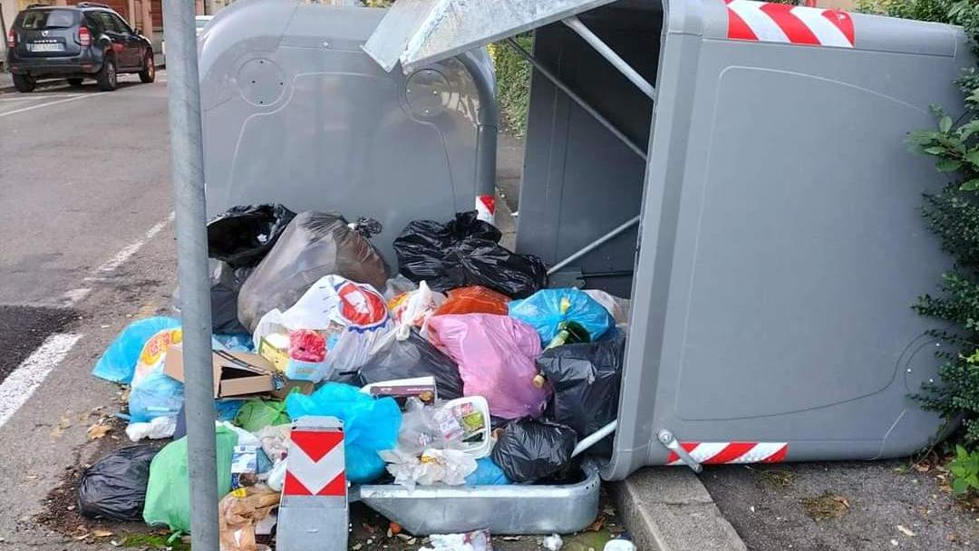 Vandali rovesciano cassonetto e danneggiano cabine, polemiche e richiesta di fine delle azioni.