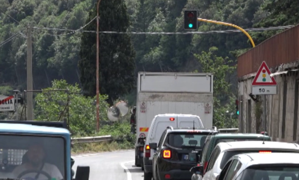 Veicolo in panne crea code di traffico a La Foresta, La Vita chiede alternative alla viabilità.