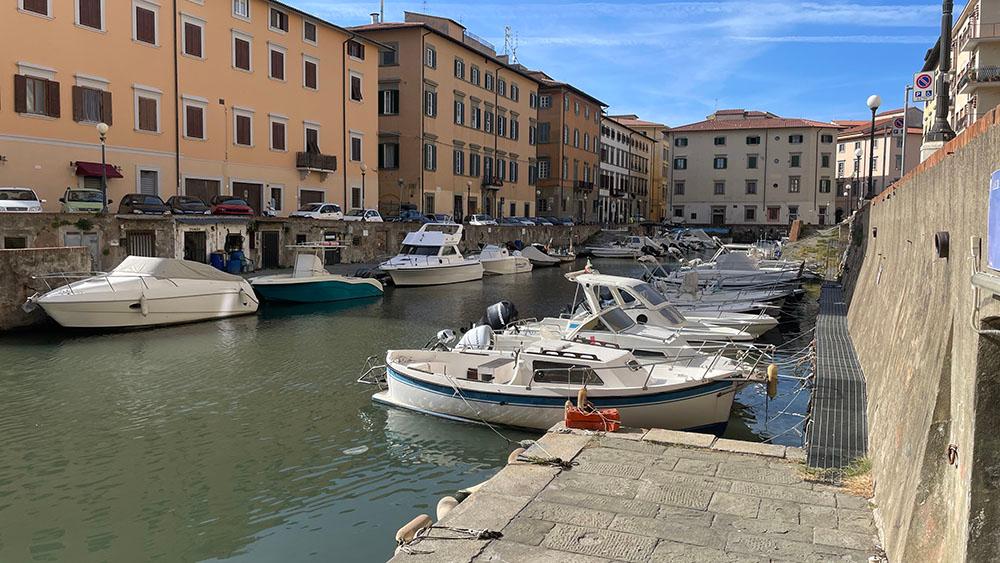 Turista cade nei Fossi a Venezia, salvato da vigili del fuoco