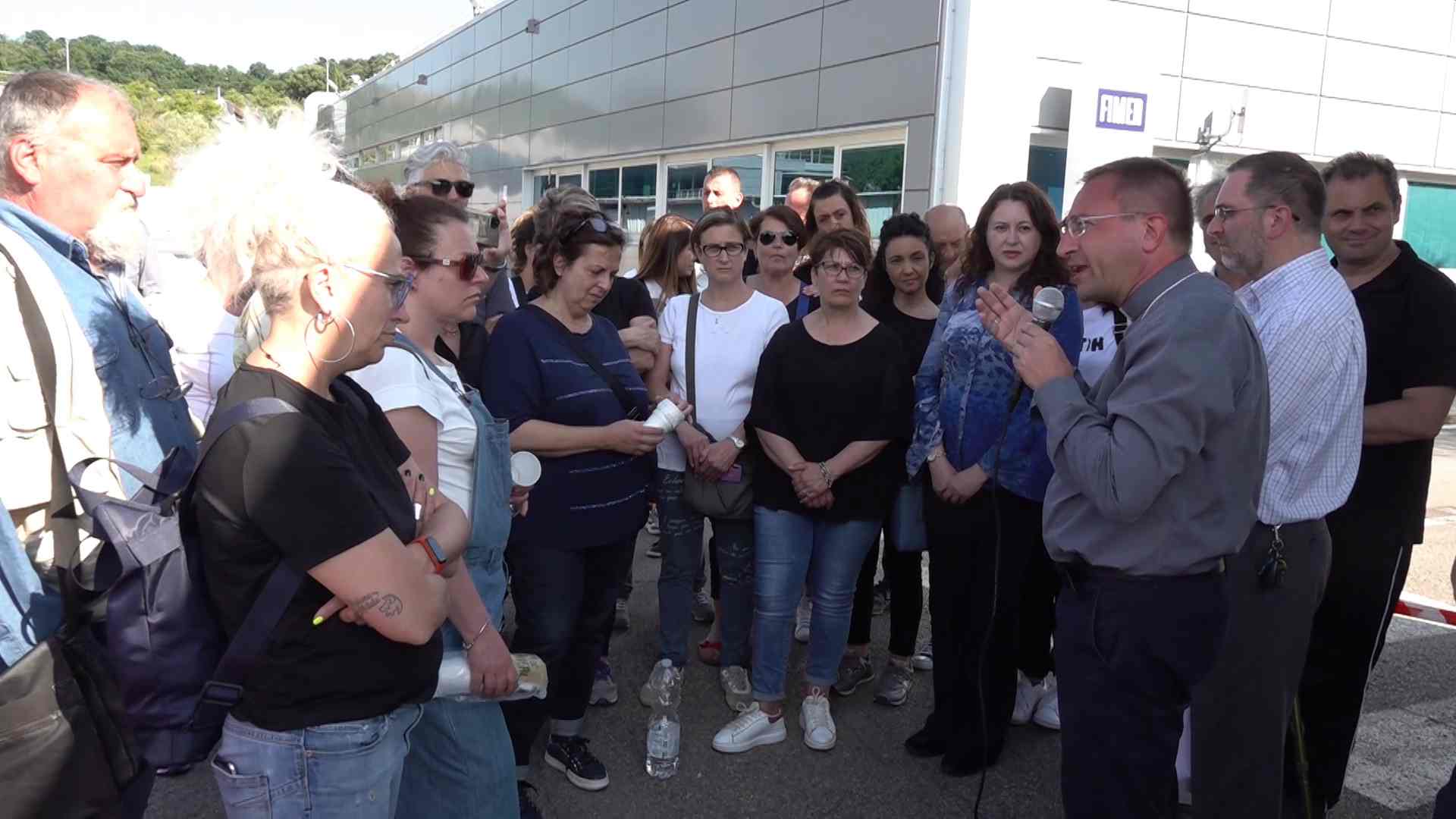 Vescovo di Arezzo solidale con famiglie e lavoratori durante crisi Fimer.