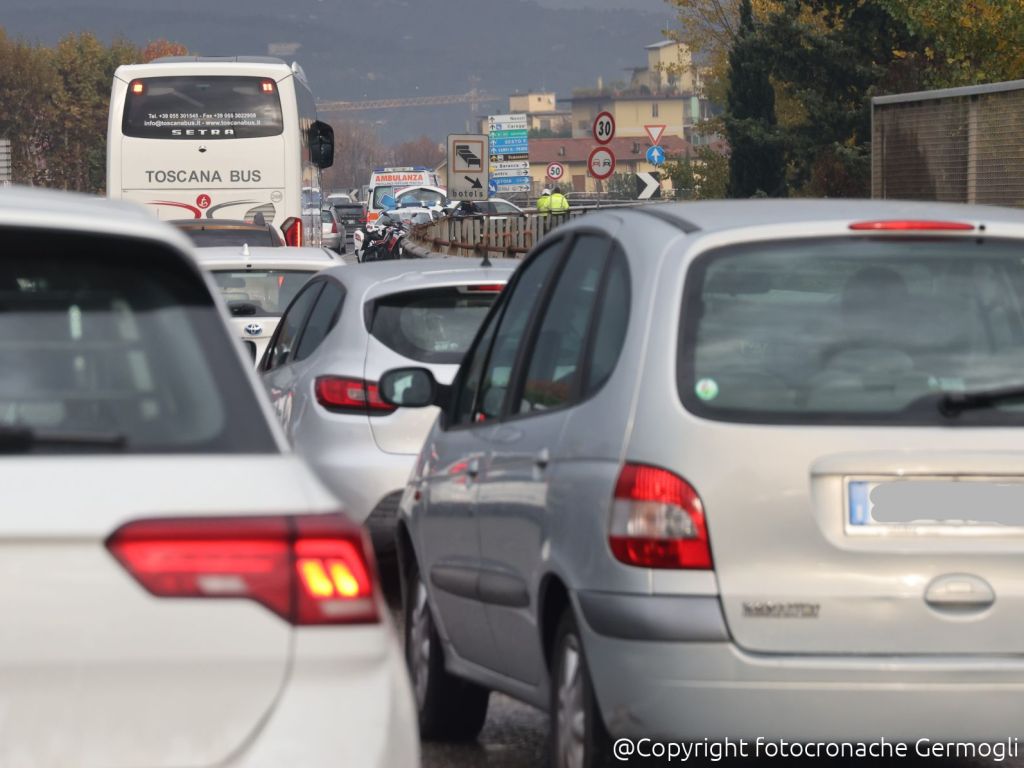 Viadotto chiuso, Tir bloccato sul Ponte all'Indiano.