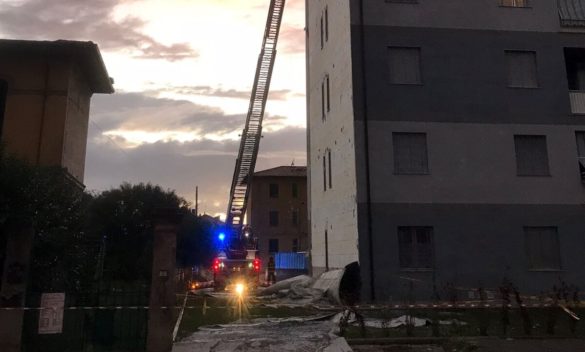 Vigili del Fuoco intervengono per palazzo erp a Sant'Ermete con cappotto crollato