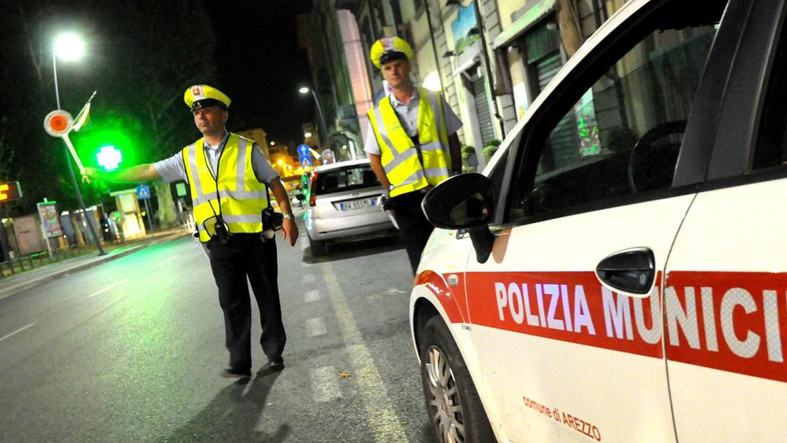 Vigili urbani intensificano controlli per una sicura festa di Halloween.