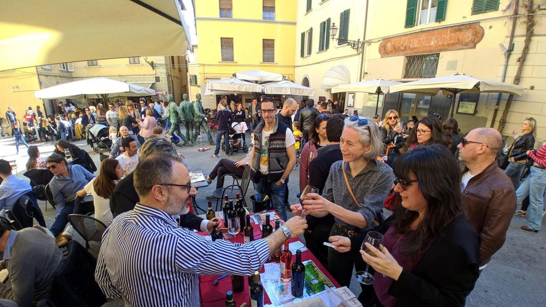 Vininsala trionfa nel centro città, una folla di persone affolla le strade.