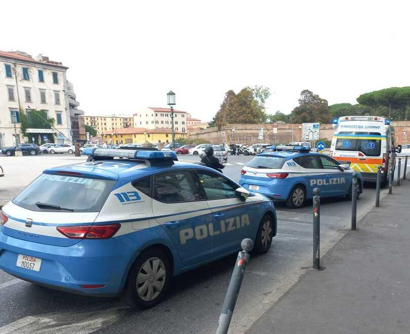 Violenta aggressione di un uomo a una tabaccaia a Livorno provoca caos nel negozio.