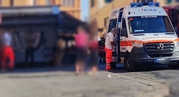Violenta rissa tra bancarelle in via Buontalenti. Intervento dei passanti.