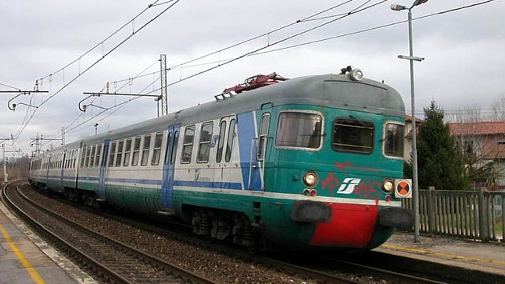 70enne investito da treno, circolazione interrotta