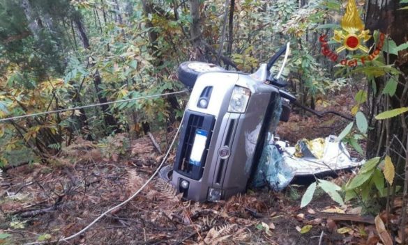 88enne si ribalta con l’auto a Pescia, finisce nel bosco dopo un volo di 20 metri, ferito.